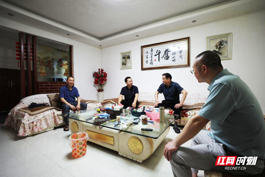 衡山县检察院走访慰问退休老党员