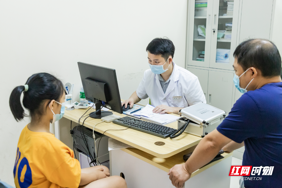 高散光≠不能戴OK镜！175度散光女孩戴镜半年视力达1.0