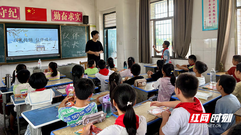 湖南交通工程学院“青衿远行，拾萤筑梦”教育关爱服务团走进樟树乡中心小学开展支教活动