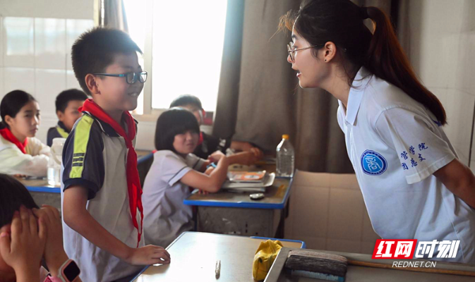 湖南交通工程学院学子“三下乡”用科技与爱心照亮乡村课堂