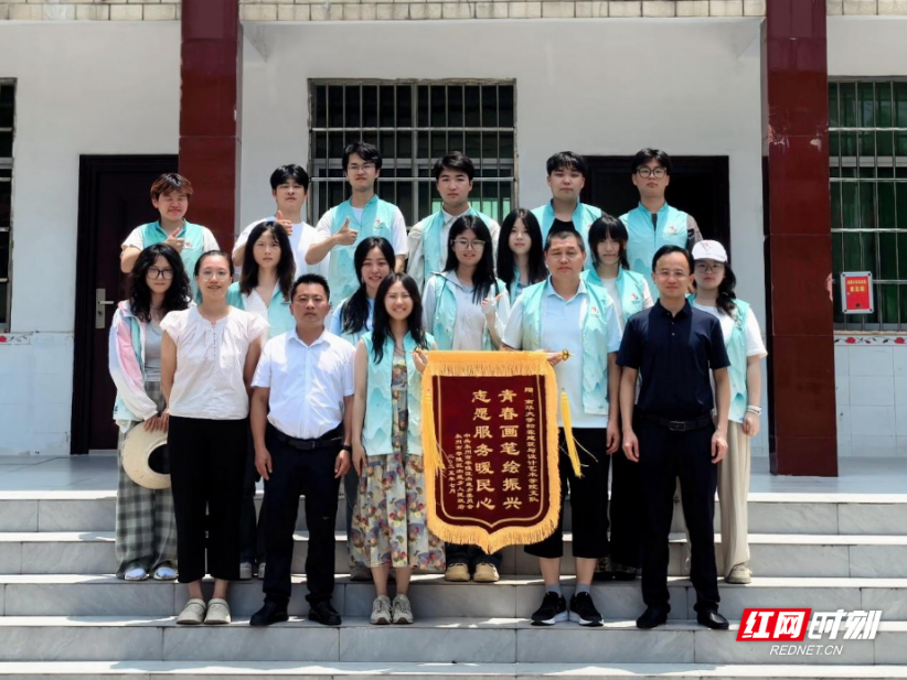 南华师生志愿者开展美“画”乡村墙 获赠锦旗
