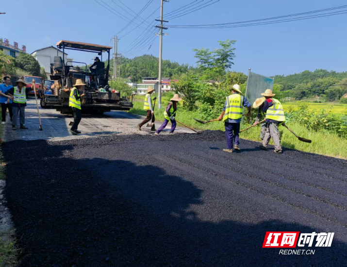 衡东县：烈日下的筑路战歌