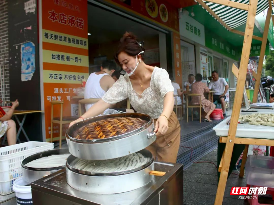 小巷观察纪实丨雁峰老街飘出鱼丸香：百年老铺用“摔打哲学”锁住江鲜本味