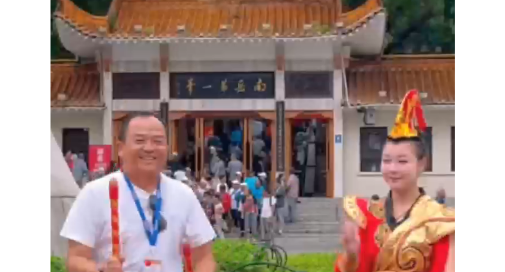 视频|万人东北团“涌入”回雁峰！景区秒变大型KTV！