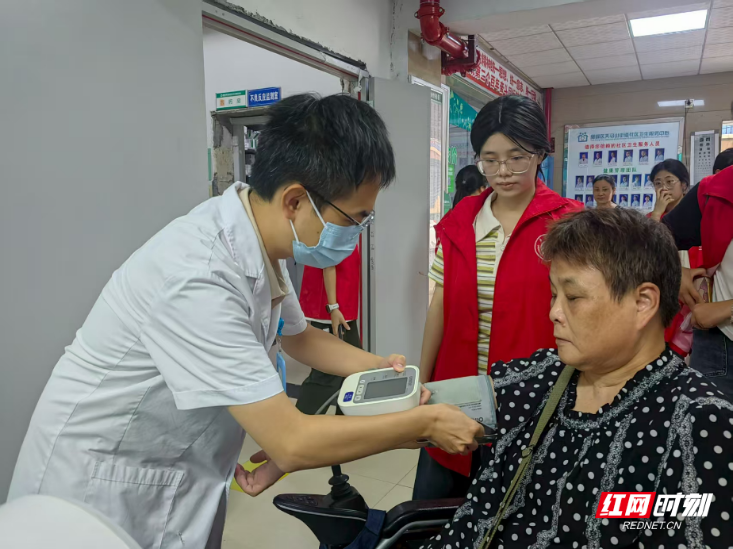 雁峰区：社卫中心联合志愿者开展健康助残活动