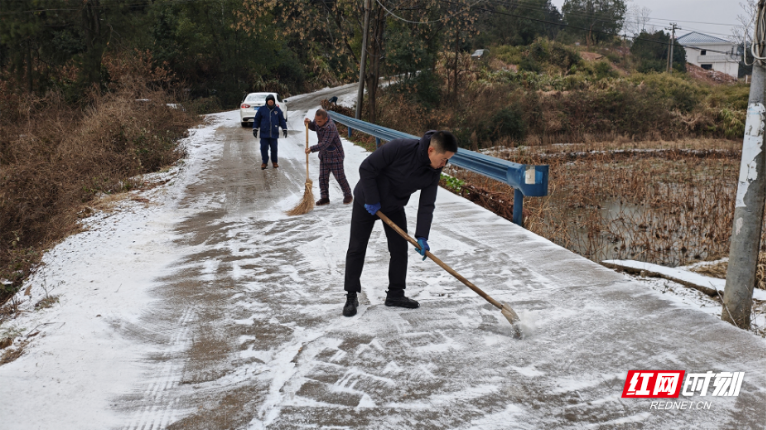 衡东杨桥镇：风雪中“破冰前行”干部一线保畅通暖民心