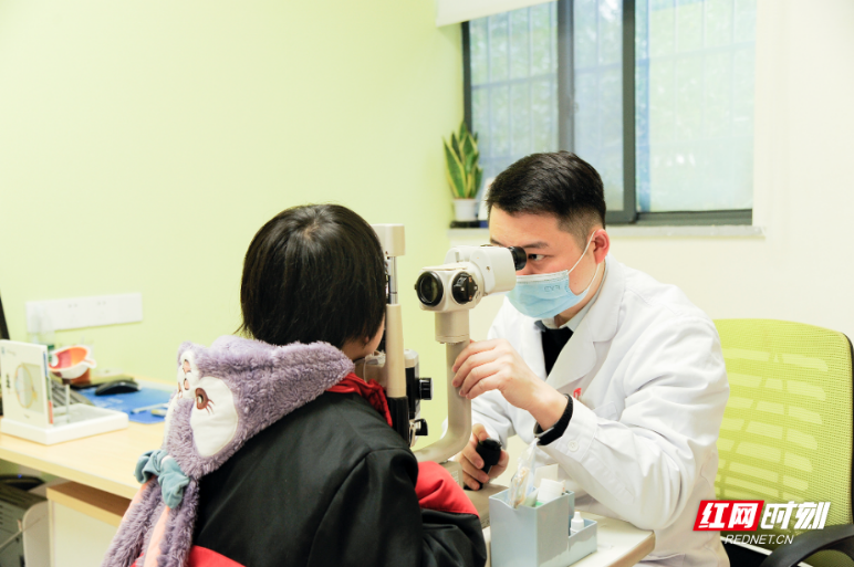 年年换眼镜，度数还是疯涨！“无效防控”正在影响孩子视力