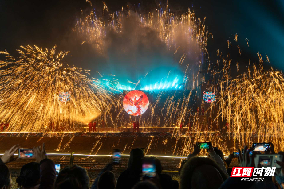 “火火南岳·中国年”——大型打铁花情景剧南岳首秀