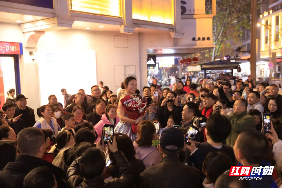 情歌阳台+古韵戏台，雁峰这一夜，“浪漫值”和“文化味”都拉满了！