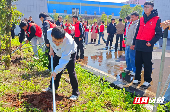 湖南交通工程学院师生挥锄接力添新绿 校园劲吹“爱绿植绿护绿”文明风