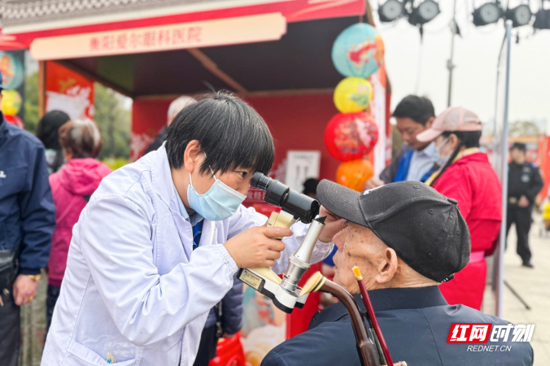 关爱长者清晰视界!衡阳爱尔眼科医院亮相蒸湘区首届银发经济展会