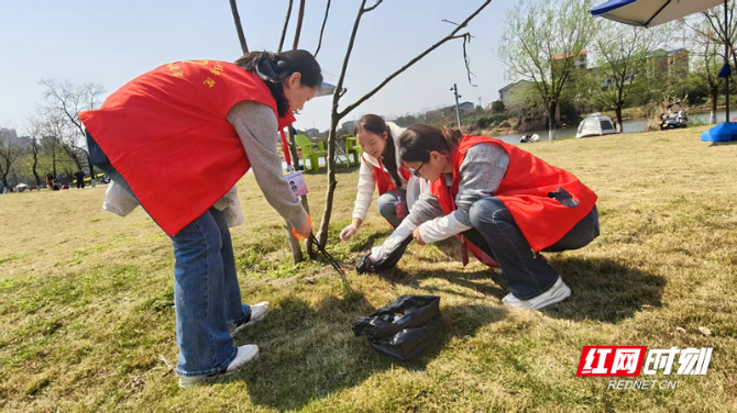 湖南交通工程学院：将思政课堂搬到蒸水河畔 “河小青”弯腰践行雷锋精神