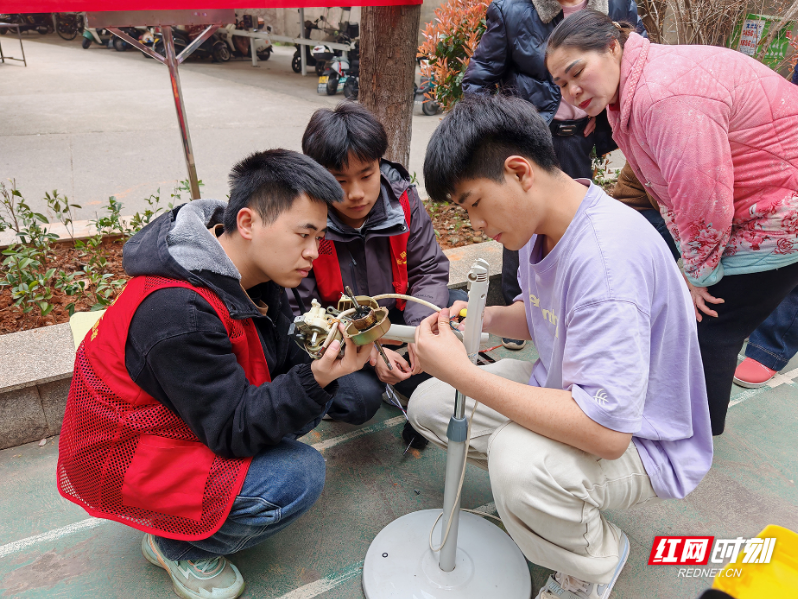 这群“红马甲” 让一六村社区居民的“罢工”小家电重新“上岗”