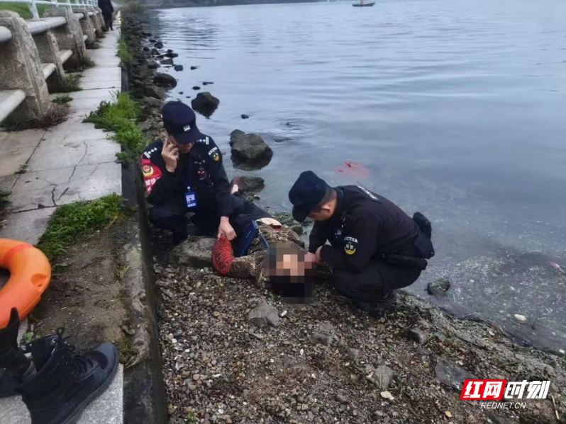 “别怕，我们来救你了”石鼓快警勇救落水女子