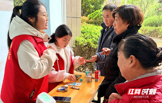 情系“一老一小”!湖南交通工程学院赴衡阳温家台社区开展志愿服务活动