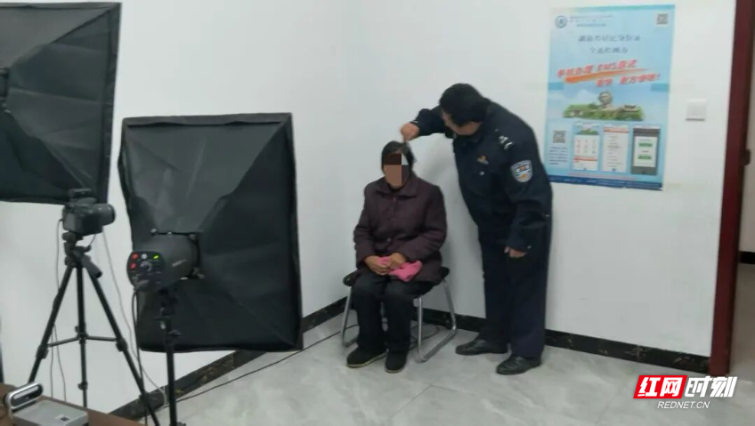 八旬老人腿脚不便,衡山公安暖心接送补办证