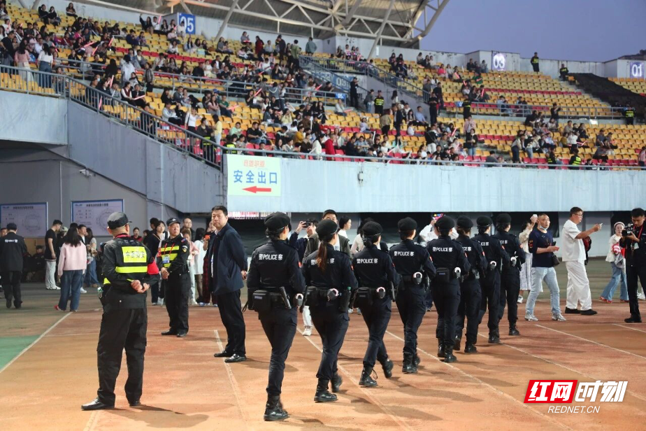 “藏蓝”守护点亮“音雄”之夜 珠晖公安圆满护航演唱会安保