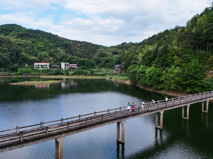 祁东石门水库:碧水青山景如画,生态美景醉游人