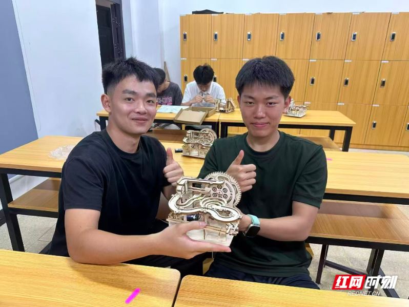 湖南财工职院智能制造学院举行 “智造工匠  极速拼装”挑战赛