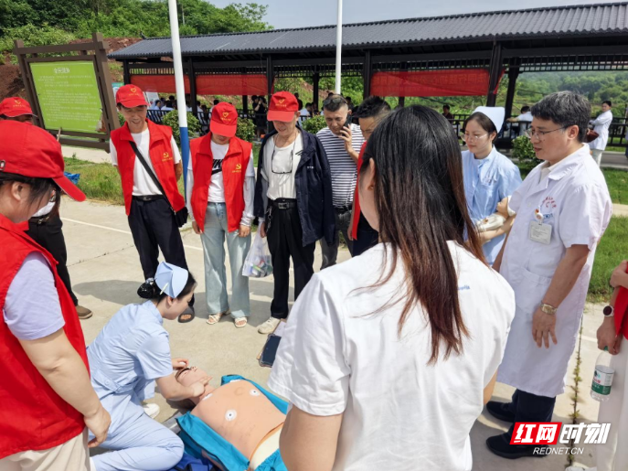 医法同行践初心，南华医院联合律师团队走进莲塘村开展公益义诊普法活动