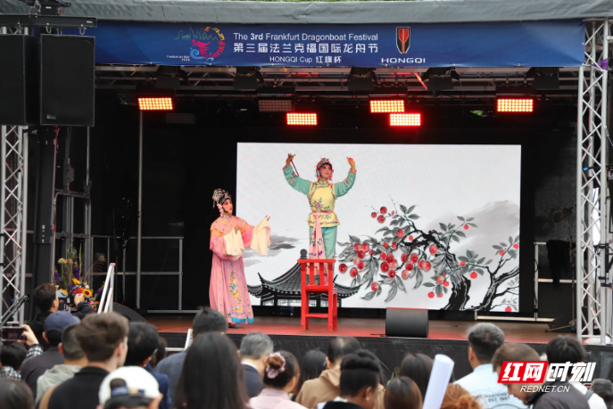 衡阳幼儿师专学子惊艳“法兰克福” 祁剧《打樱桃》唱响国际龙舟节舞台