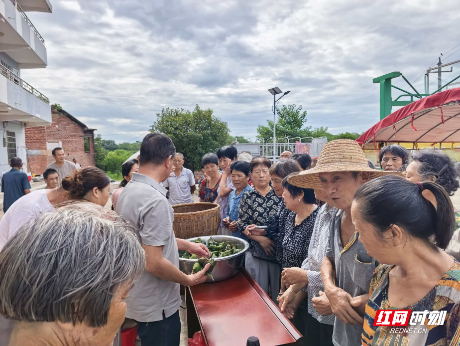 常宁市柏坊镇：粽香传党情浓情暖夕阳