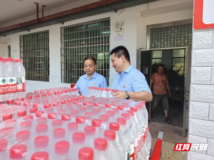 情系高考 爱心护航,祁东县新华书店开展高考送水公益活动