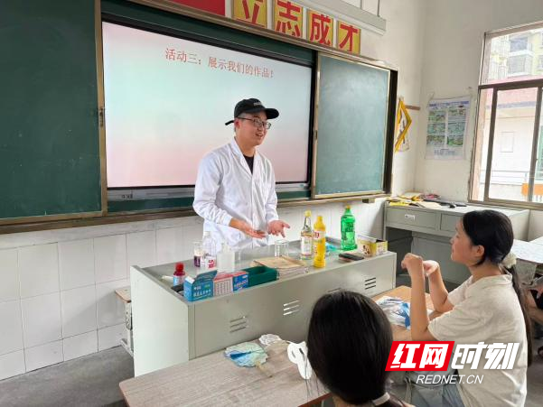 湖南工学院“非遗润童心,红韵伴成长”实践团走进珠晖区实验小学开展特色实践课堂