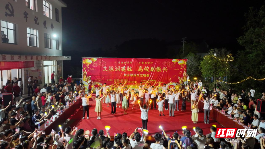 衡山县:“三下乡”学子搭台办晚会 校村携手点亮乡村夏夜