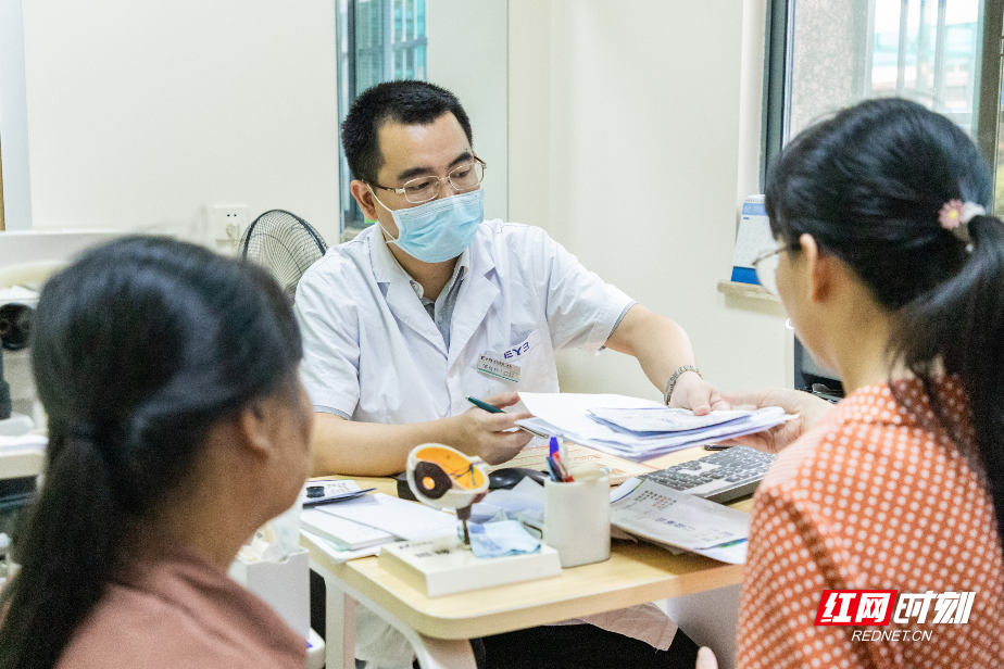 眼前暗影挥之不去，衡阳59岁女子眼睛“漏水”了