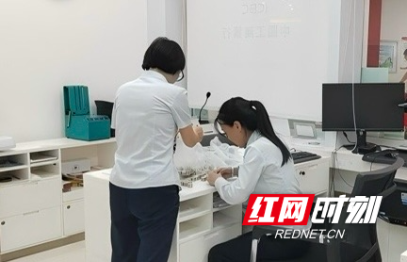 工行衡阳城中支行暖心清点零钱 贴心服务商户