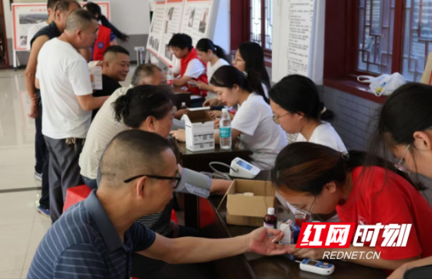 南华大学“悬壶解厄”三下乡社会实践团走进瑶族村开展惠民健康检测服务