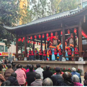 “家校社”同台展成果 石鼓区下横街小学把课堂“搬”上街头戏台