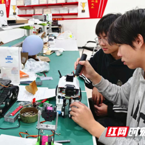 湖南交通工程学院学子研发“星驭管察”机器人 为城市生命线装上“北斗慧眼”