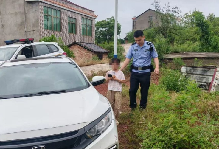 衡南县一8岁女童被困车内机智报警 民警助其成功脱险