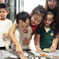 一起“袋拓芳华，印迹生花”！ 衡阳师范学院志愿同行暖童心