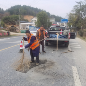 南岳区公路部门护航回家“最后一公里”