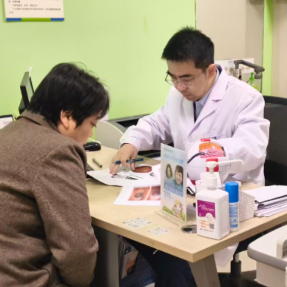 凝聚力量共防青光眼盲 常宁爱尔专家巡诊筑牢眼健康防线