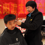 建行衡阳东阳渡支行:港湾温情“纳新福”公益义剪“剃龙头”