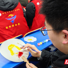 湖南交通工程学院开展“扇载雷锋志 笔绘文明风”团扇DIY活动