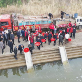 衡阳县45万尾鱼苗人工放流蒸水河