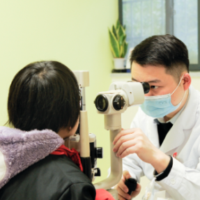 6岁女童双眼度数相差400度，大脑“偷懒”成弱视元凶