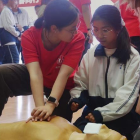 南华大学青年志愿者赴中学开展急救科普活动