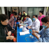 免费体检进社区 当好老人健康守护人
