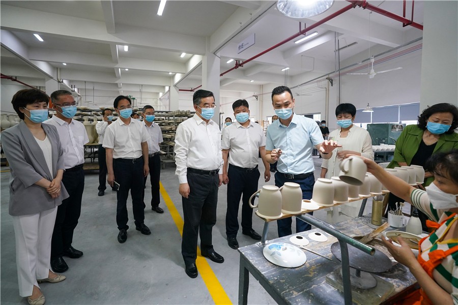 02-6月13日，张庆伟在醴陵尚方窑瓷业有限公司调研。.jpg