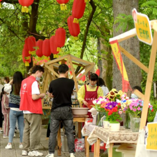 荆坪古村“河畔集”开市 怀化文旅志愿者助力“点亮”市集