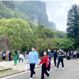这么近·那么美丨5月1日：张家界迎今年游客新高 ，“夜游”出圈