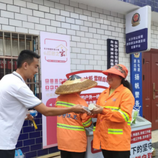 长沙扬帆夜市爱心冰柜开放18天 户外工作者免费吃“钟薛高”雪糕