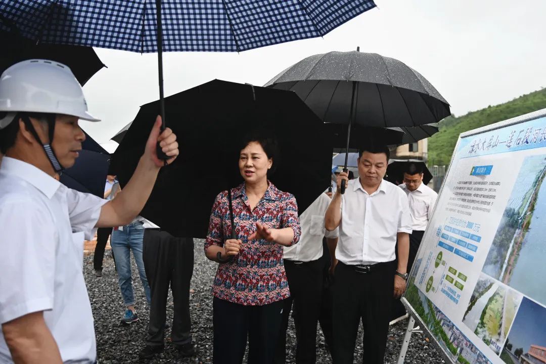 黄兰香一行前往株洲醴陵市东富镇莲石村，查看了牛丫洪电站和湘赣边示范河段莲石段灾后重建工作，并前往醴陵市嘉树镇嘉树村，调研同心美丽乡村创建工作。