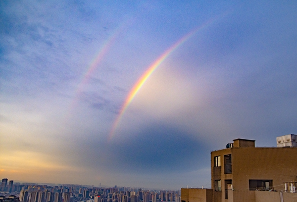 真是充满惊喜的一天！昨日暴雨过后，长沙出现了双彩虹